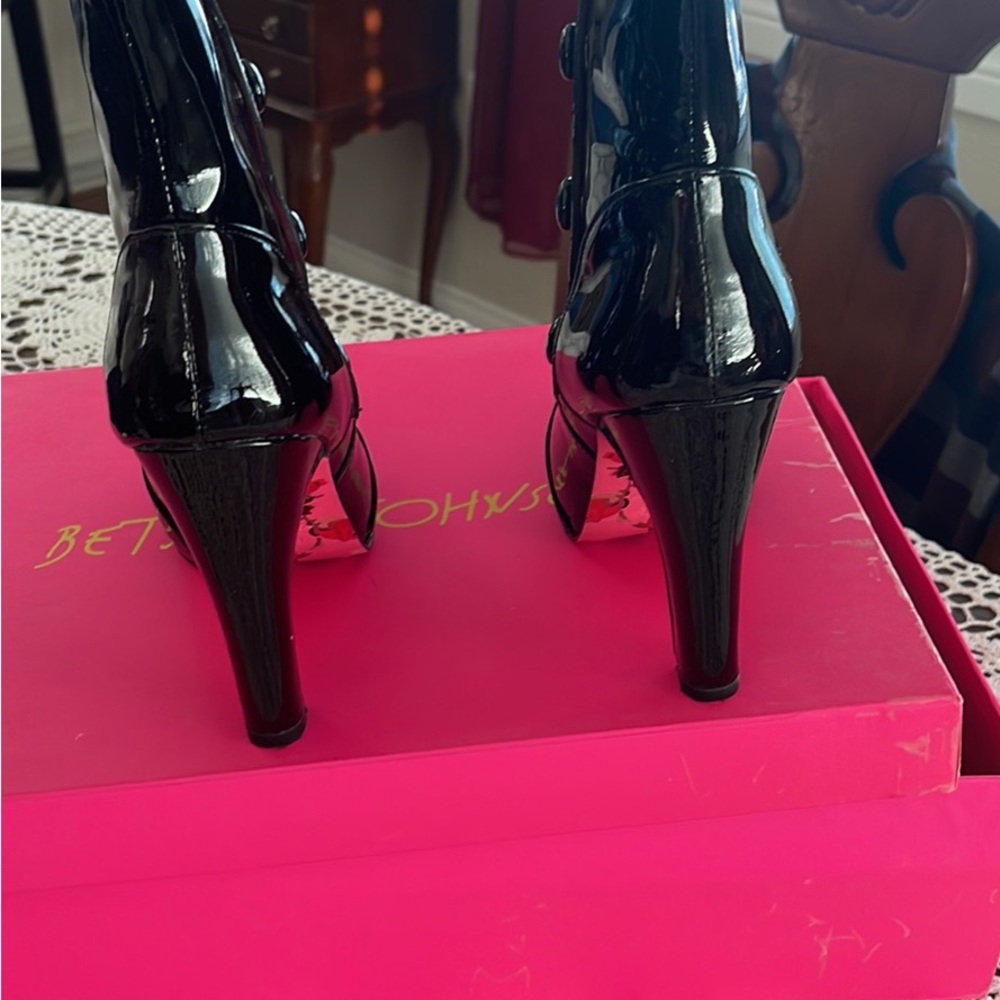 Betsey Johnson patent leather boots 7.5M. - Picture 4 of 6